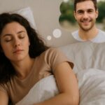 Cô gái nằm ngủ mơ thấy người yêu cũ, minh họa câu hỏi giấc mơ này là điềm gì, tốt hay xấu.