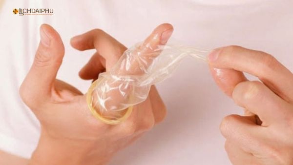 Minh họa cách xử lý an toàn khi quan hệ với gái mại dâm bị rách bao cao su để tránh lây bệnh xã hội.